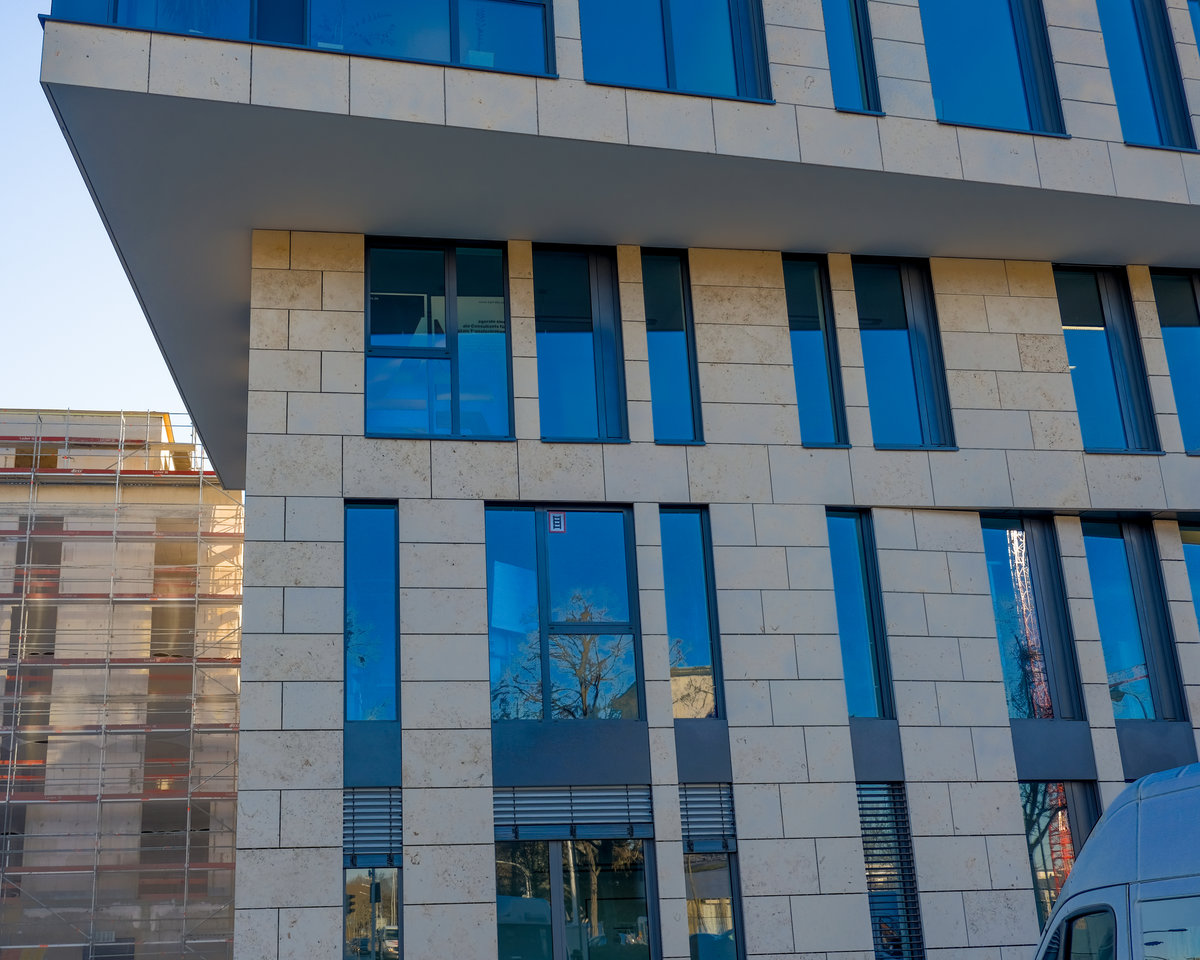 Bürogebäude mit Glasfront